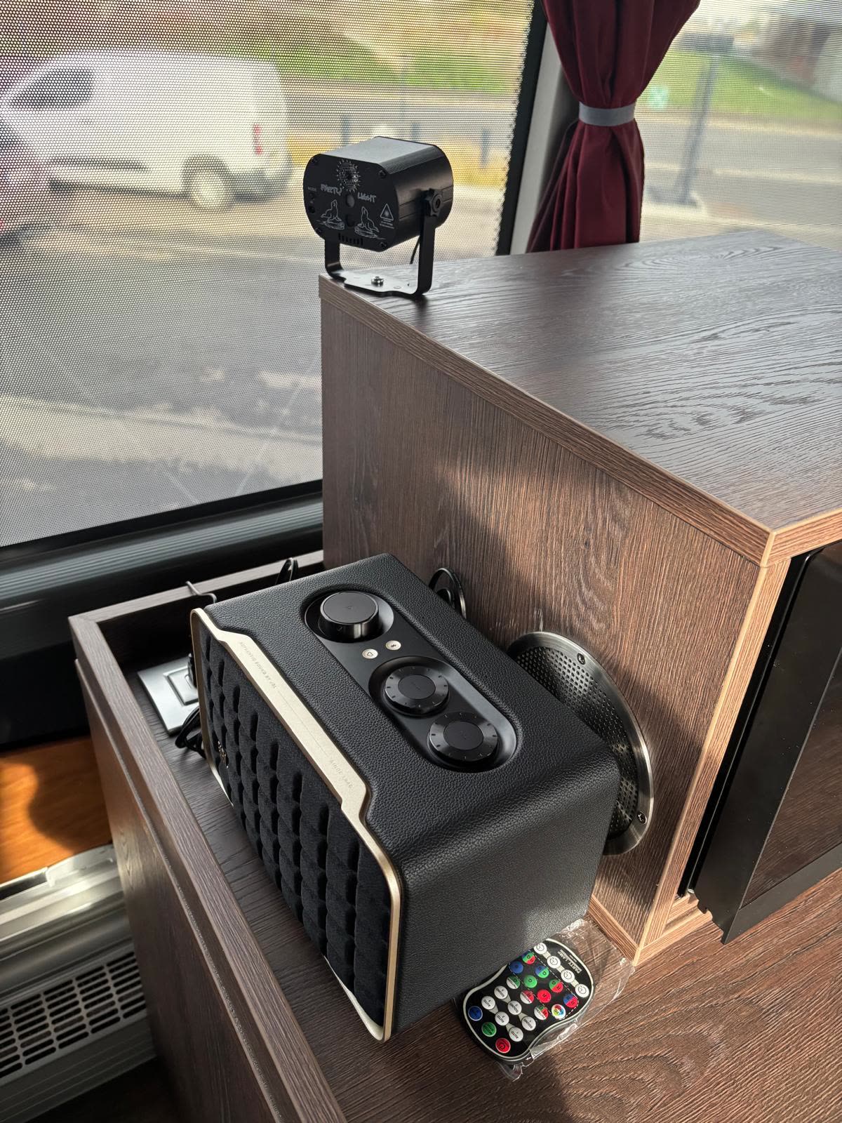 Enceinte et jeu de lumière d'ambiance installés dans l'office de l'autocar