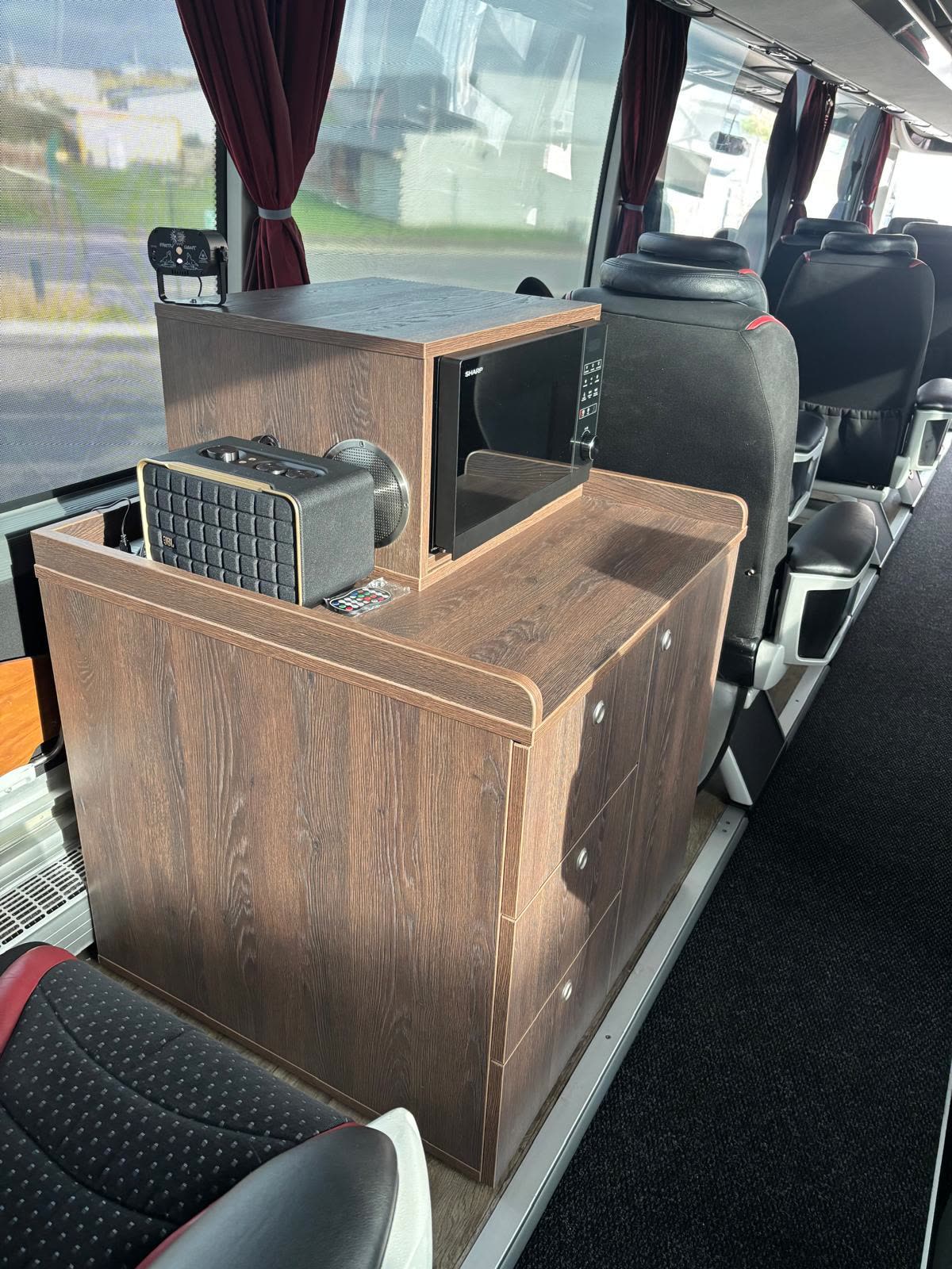 Office embarqué en bois avec four micro-ondes et enceinte à bord de l'autocar