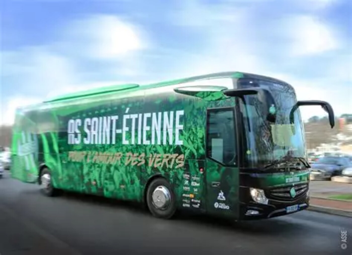 Autocar aux couleurs de l'AS Saint-Étienne en déplacement vers le stade