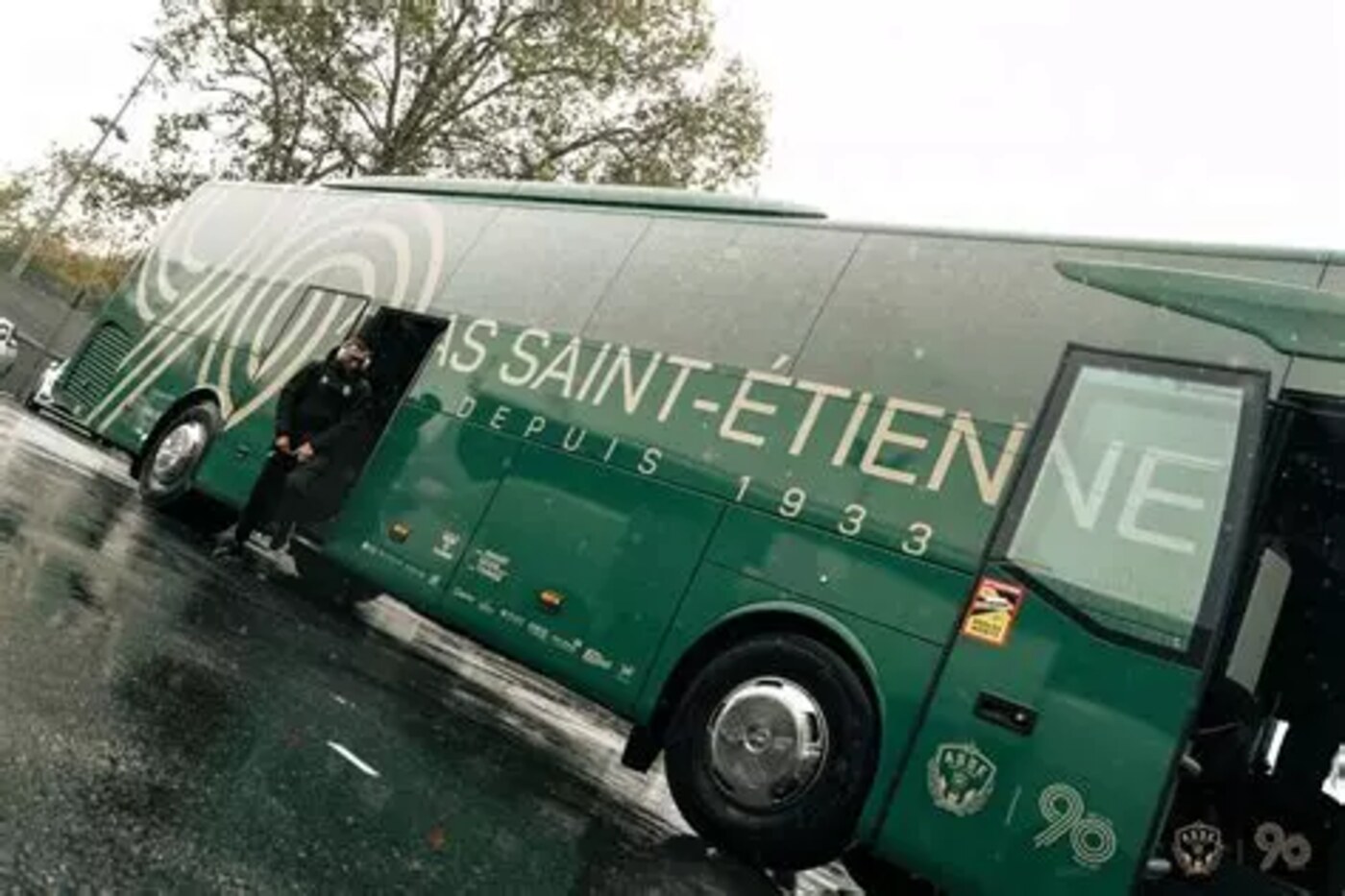 Autocar de l'AS Saint-Étienne stationné sous la pluie avant une rencontre